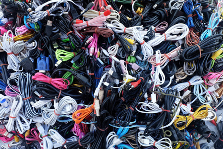 堆五颜六色的许多二手电缆充电器, 电线插头和 Usb, 纹理背景。用于重用和回收概念