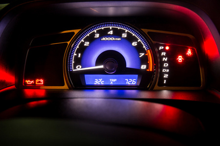 现代汽车仪表仪表板板，在晚上的时间