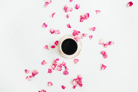 Cup 的咖啡和粉色的玫瑰花瓣