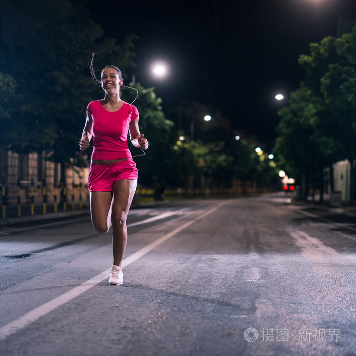 晚上慢跑户外