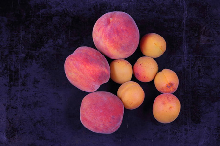 桃 杏和梨在深色背景上的水果拼盘