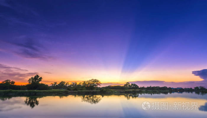 沿着河的时候，太阳落下地平线的夕阳的光线