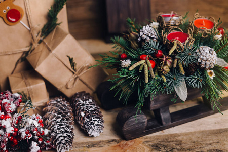 在木制背景的圣诞礼物与箱子。复古风格。特写, 选择性对焦。玩具, 熊, 雪橇圣诞概念