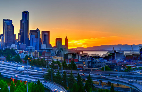 西雅图天际线和 s 弯曲的 I90, I5 高速公路互换交通行动在日落期间。旅游和交通背景, 城市风貌和高速概念。从 Riz