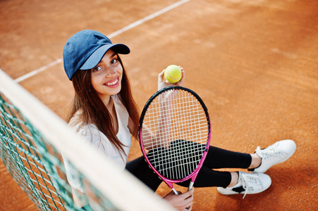 年轻人运动的女孩网球拍在网球场上