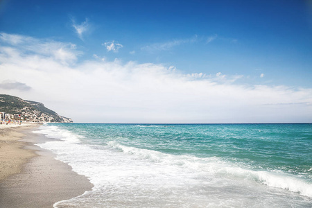 石头在海边。蔚蓝大海的丝质波浪。夏季海滩背景。意大利, 德国