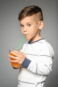 可爱的小男孩喝果汁