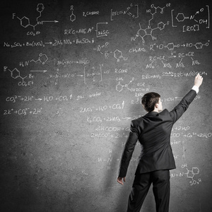 黑板上的科学家编写公式
