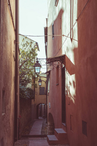 狭窄的小巷，古代历史古城在意大利，建筑上的细节，色调图像，老式的筛选器，拆分色调