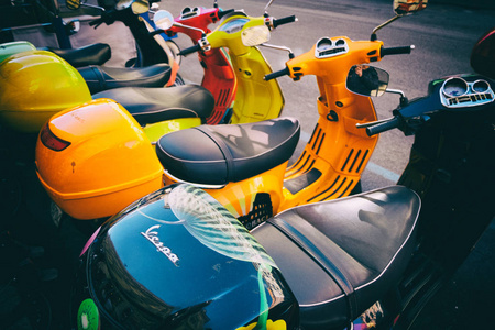 彩色的摩托车链轮墙纸背景的彩色摩托车摩托车停在街上.没有人照片