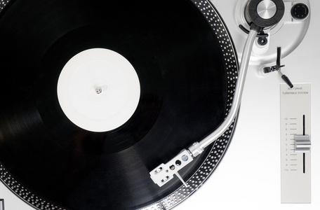 在转盘上的黑胶唱片图片