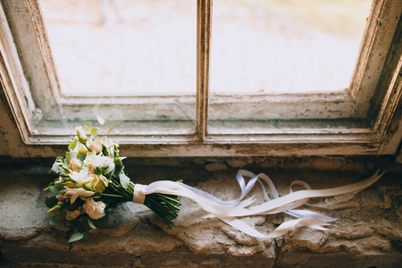 窗台上的新娘捧花