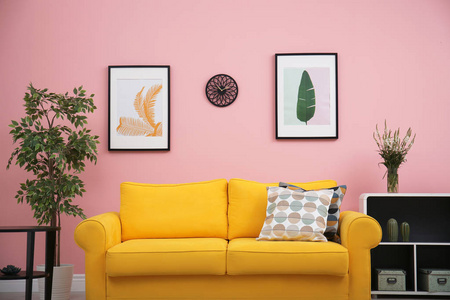 现代客厅内饰与舒适的黄色沙发附近的彩色墙