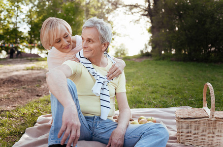 乐观的老化夫妻共享野餐时的积极性