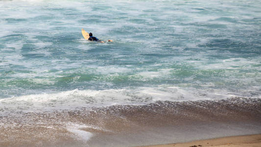 冲浪者享有海洋的波浪