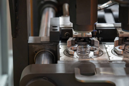 模具行在饮料厂生产塑料瓶的吹塑模具中的预制件形状.