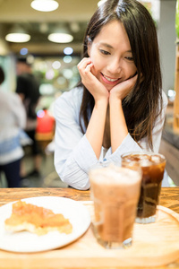 幸福的女人享受下午茶时间