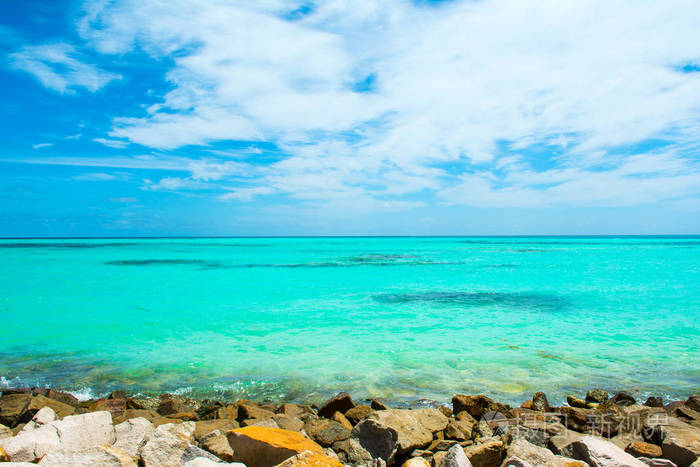 美丽的岩石海滩景观与清澈的绿松石印度洋, 马尔代夫群岛