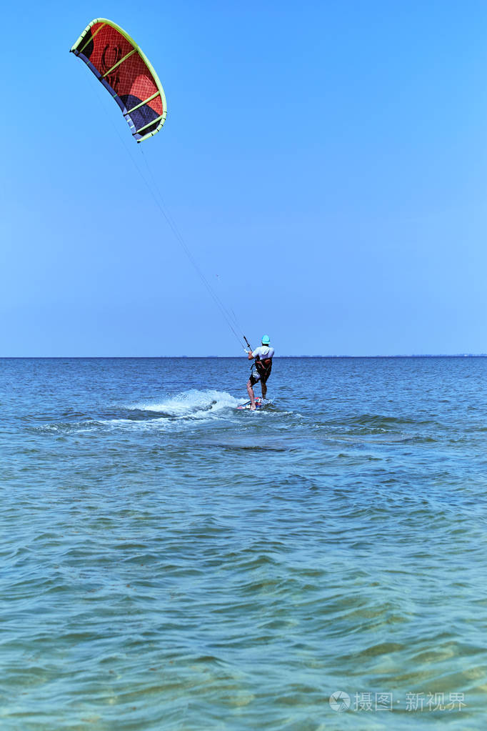 风筝冲浪对海上波在夏天