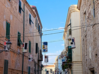 在阿尔盖罗古城, 装饰着灯笼的美丽的旧建筑。撒丁岛