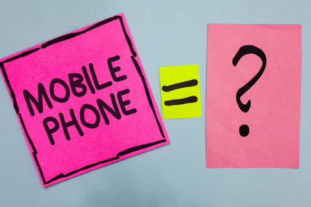 字写短信手机。用于发送接收呼叫和消息的手持设备的业务概念粉红色纸币提示等号问号问题标记重要答案