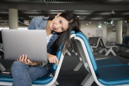 旅行妇女与手提电脑在机场