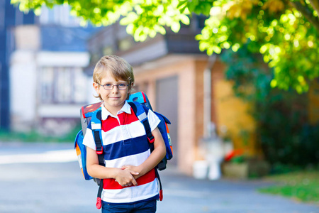 第一天上学的书包的小小孩男孩