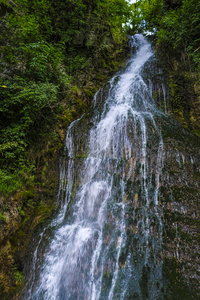 高山风景与瀑布的形象