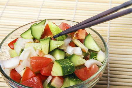 健康的早餐或晚餐从天然的有机黄瓜, 西红柿和洋葱的竹垫。中式或日本厨房概念。复制空间