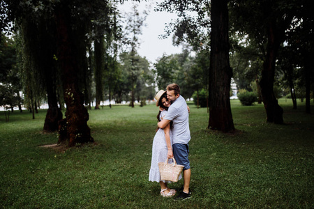 美丽快乐的情侣在夏日公园拥抱