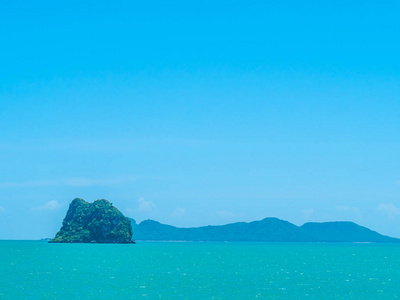 美丽的热带海洋与白云在蓝天背景为旅行和假期