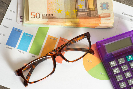 电子表格和欧元账单图片