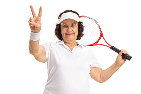老年网球运动员作胜利的手势