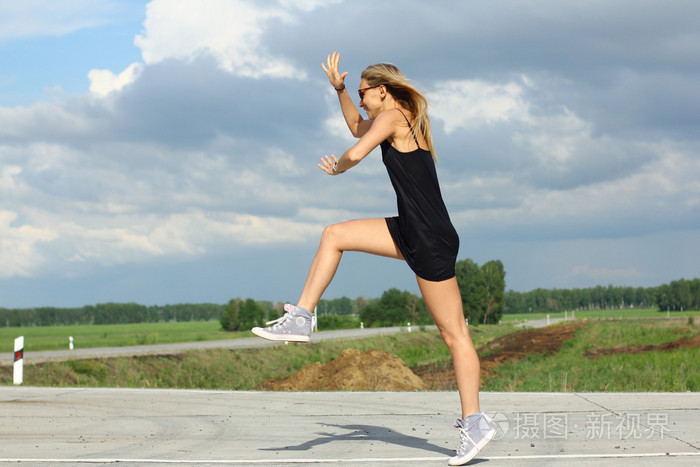 在道路上运行的跑步运动员.女人健身日出慢跑锻炼健康概念