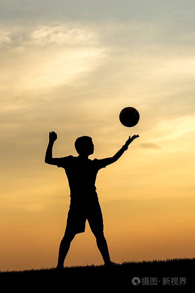 一个轮廓的年轻运动员的概念照片得到reeady发球排球