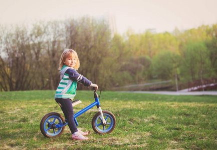 在大自然中的小女孩骑自行车