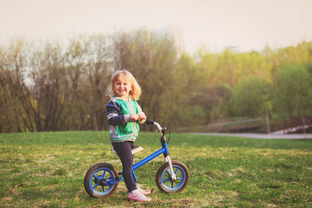 在大自然中的小女孩骑自行车
