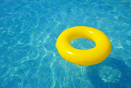 在游泳池中漂浮的多彩充气管