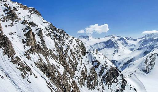 阿尔卑斯山在冬天全景。从萨尔茨堡山顶, 3029m, 蒂罗尔阿尔卑斯山的美丽景色。山上有白雪和蓝天。全景