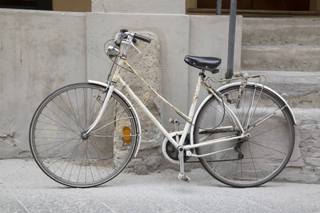 在大街上，博洛尼亚的旧自行车