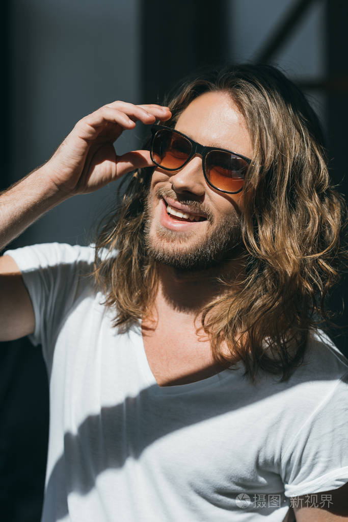 英俊的长发男子