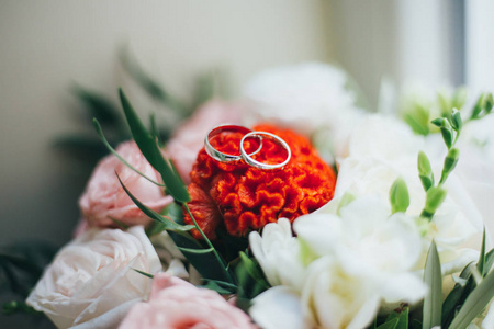 与圆环的美丽婚礼花束图片