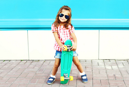 时尚的孩子站在一起滑板在城市上多彩的 b
