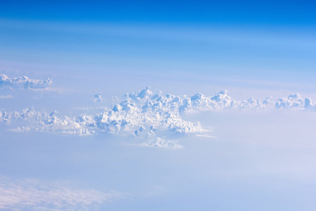 极好的景象，蓝蓝的天空和云彩从一架飞机