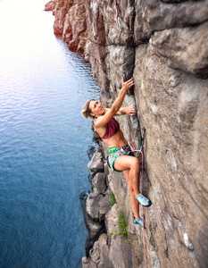 女孩爬上岩石