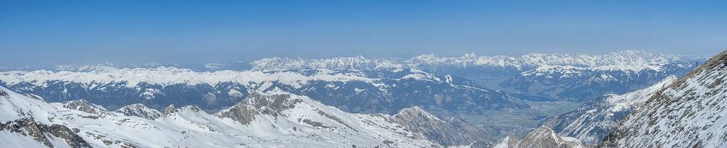 阿尔卑斯山在冬天全景。从萨尔茨堡山顶, 3029m, 蒂罗尔阿尔卑斯山的美丽景色。山上有白雪和蓝天。全景