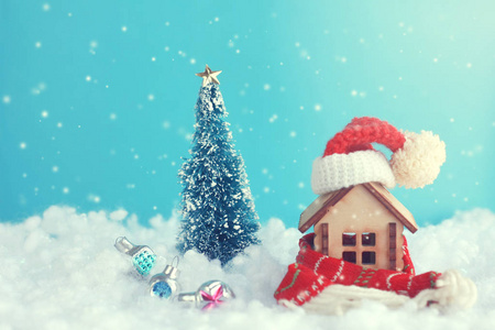 圣诞节, 新年节日贺卡, 小房子与围巾和帽子在雪, 冷杉树, 华而不实, 复古阶梯
