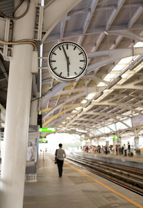 时钟在火车站与乘客