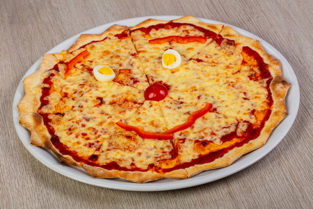 儿童比萨配奶酪和西红柿