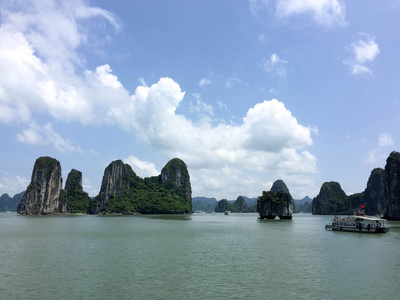 在越南下龙湾海上景观与旅游船图片